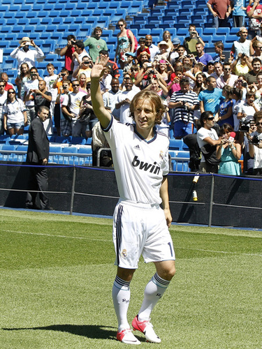 据报道，曼联欣喜若狂，签下中场球员阿莫林·阿多利斯的转会费大幅下降。