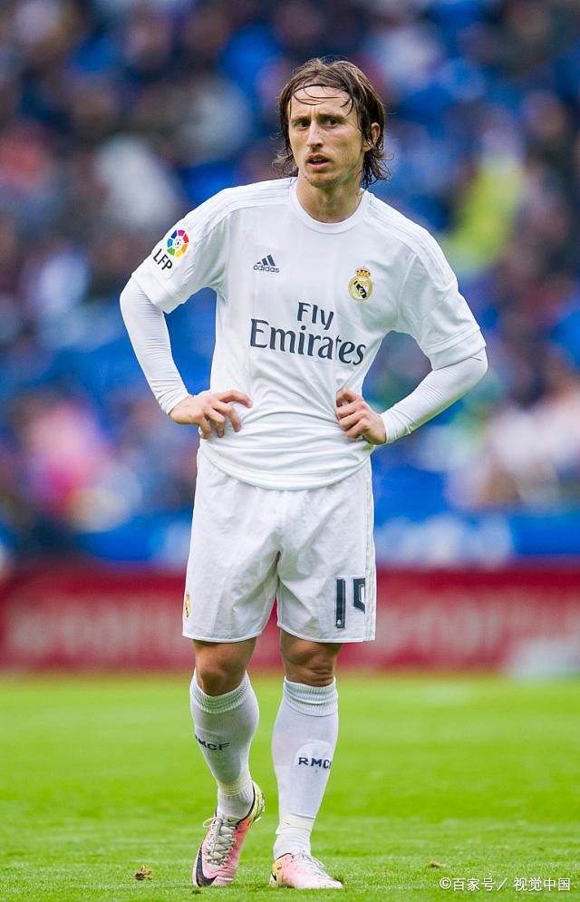 梅西太内向了，主持人说第一句就想拿着奖杯走，不到三年拿四冠